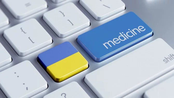 Deatilní záběr na kláveasnici počítače s jednou klávesou v ukrajinských barvách