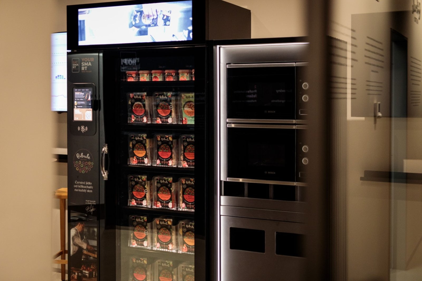 Lednice Eat Smart, do níž se tu připravují jídla.