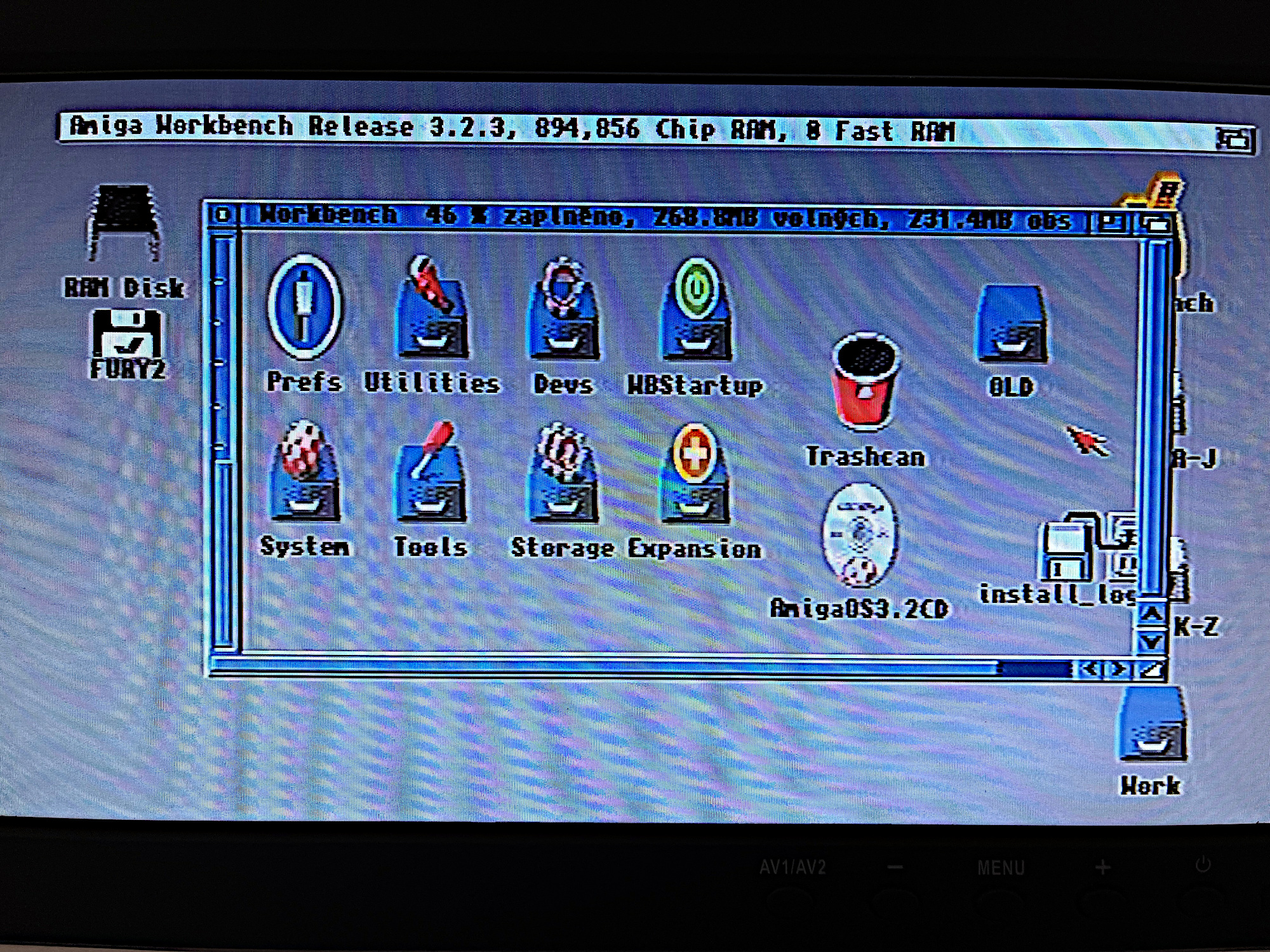 A již běžící AmigaOS 3.2, ofoceno z obrazovky. Systémová nabídka WB.