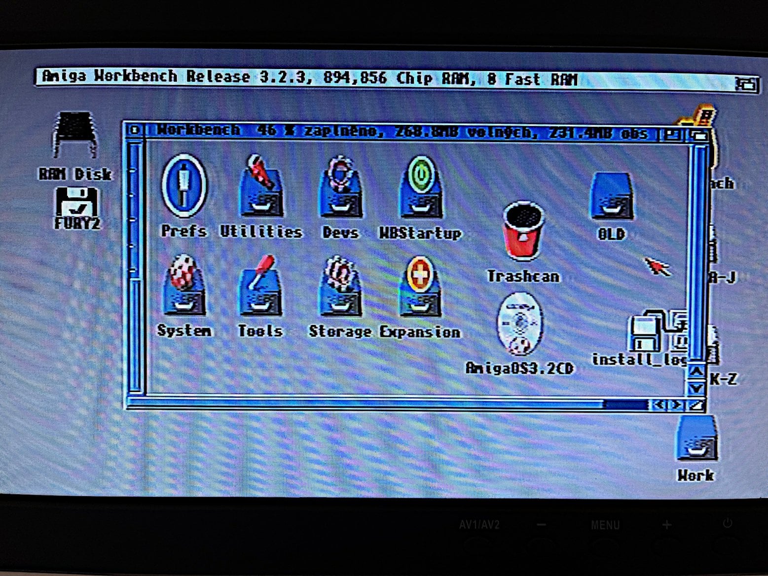 A již běžící AmigaOS 3.2, ofoceno z obrazovky. Systémová nabídka WB.