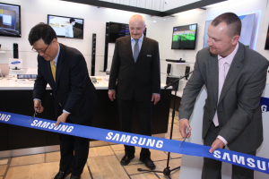 Jin Hwan Kim, prezident Samsung Electronics ČR a SK, přestřihává pásku nového centra pro zákazníky a partnery