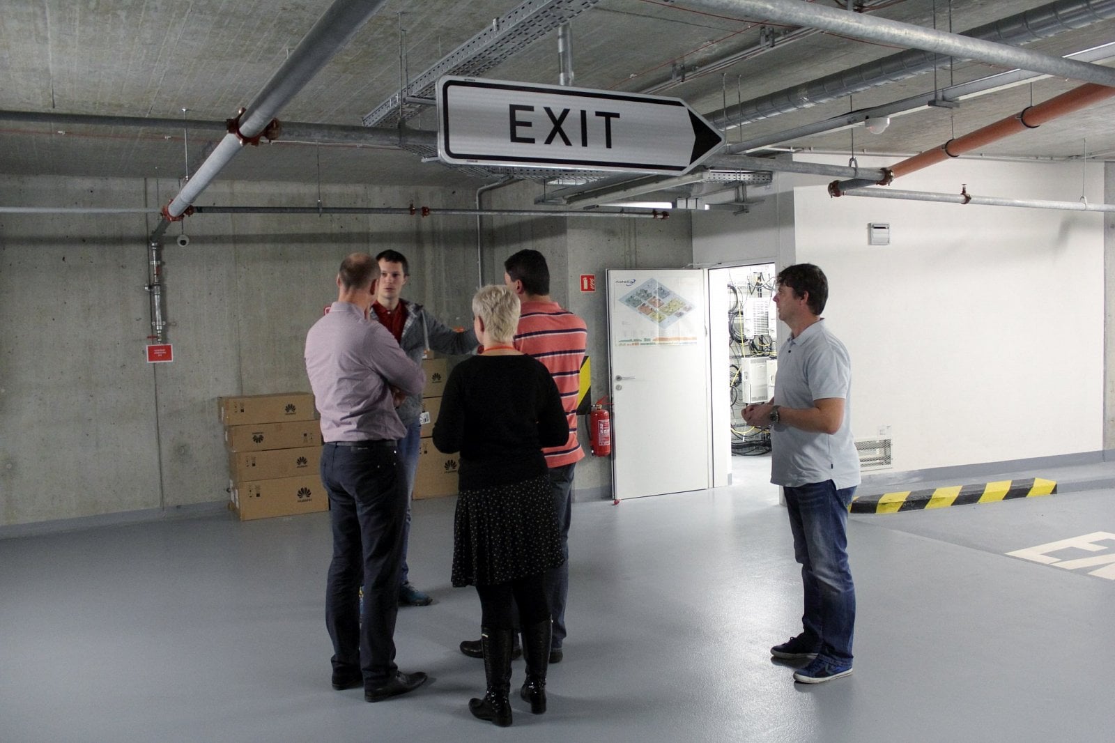 Místnost rádiového ticha (MRT) najdete v suterénní garáži centrály Vodafonu. Metry betonu zajišťují dobré stínění proti vnějším vlivům.