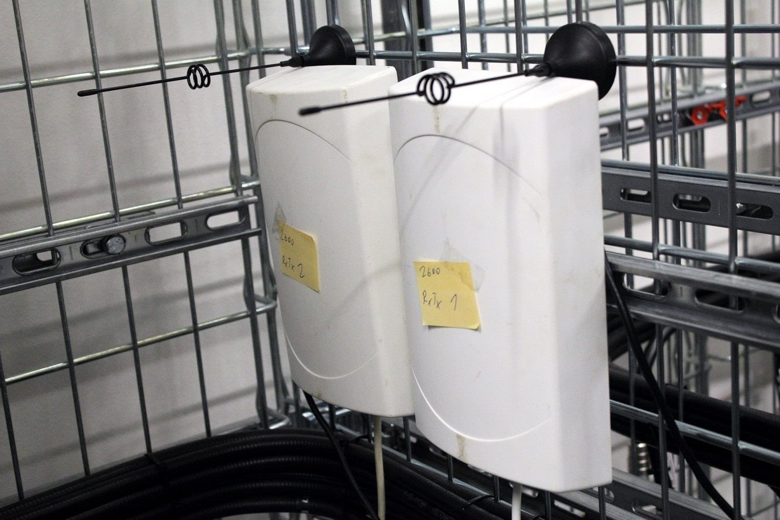 Pro Vodafone jde o test technologie, která zatím nemá velké praktické využití. "256 QAM chceme v síti zapnout co nejdřív, i když zatím nejsou zařízení, která by tuto technologii podporovala. Nedávno představený Huawei Mate 9 by měl být podle specifikace zařízení Cat 13 a jeho čipset by měl umět 4x4 MIMO, ale uvidíme - dostat do zařízení čtyři funkční antény není jednoduché. Ale 256 QAM v něm zřejmě není," říká Byrtus.