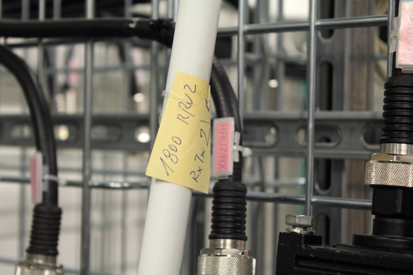 Jak drahý je upgrade jedné základnové stanice (BTS) na agregovaný provoz? "Přesně říct nemůžeme. Jde jednak o hardwarové úpravy, musí se přidat nebo vyměnit rádiové jednotky. A některé změny spočívají jen v softwarových odemčeních," zůstává po dotazu Lupy nekonkrétní ředitel rozvoje sítě Vodafonu Jiří Švarc.