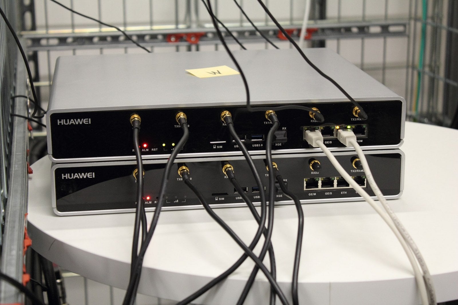 A tohle jsou přijímací mobilní zařízení - testovací terminály od Huawei, vybavené SIM kartami. Do kapsy se tedy rozhodně nevejdou. Ale mobily pro LTE Advanced Pro se zatím neprodávají.