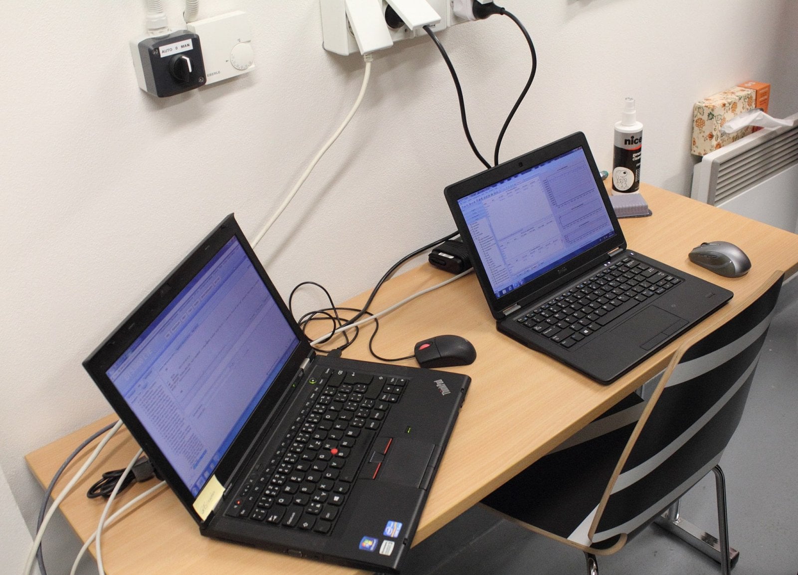 Výstup měření rychlosti přenosu dat se zobrazuje na dvou noteboocích.