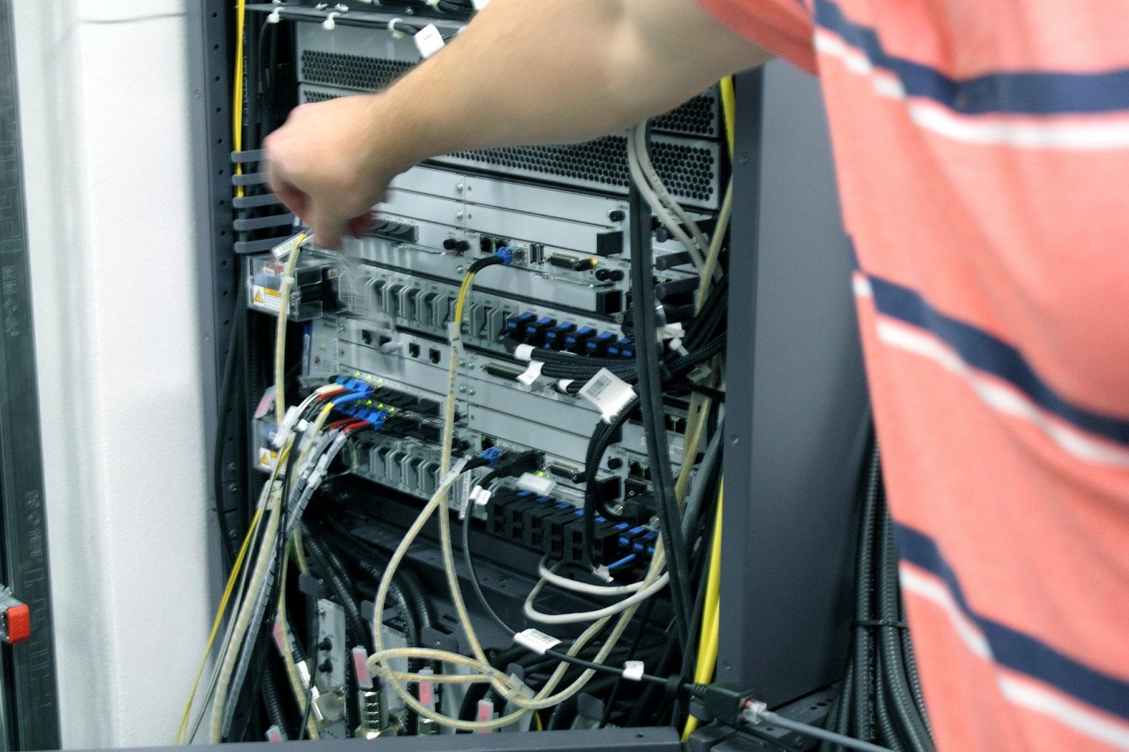 V rohu nenápadně stojí „mozek vysílače“. Obsahuje karty, které obsluhují „rádia“, zdroje, ovládání ventilátorů. Standardní komerční zařízení, které dnes najdete na vysílačích všech operátorů.