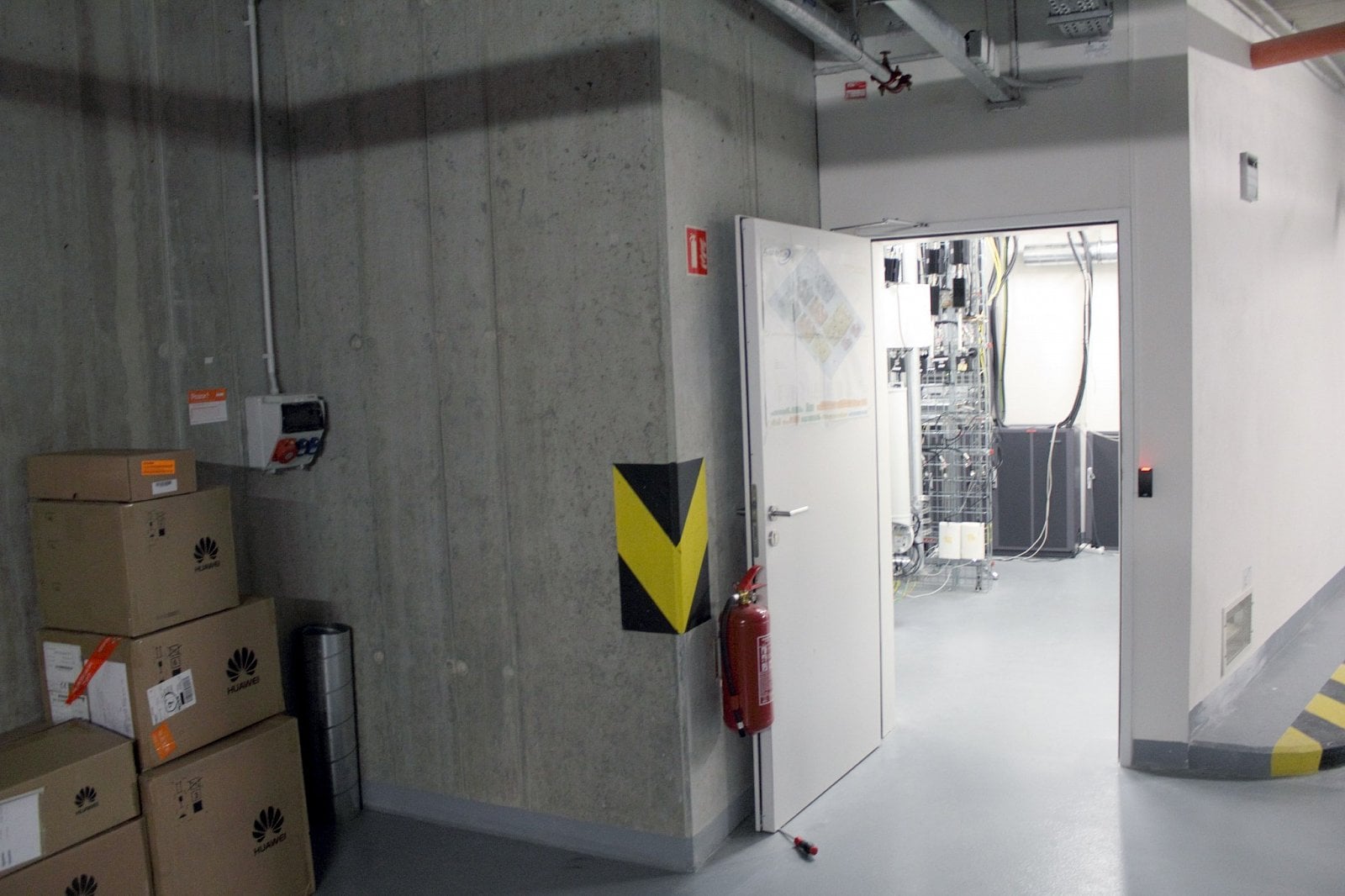 Vodafone už stejně jako O2 a T-Mobile ve své síti využívá agregaci dvou (2CC) a místy i tří pásem. "3CC agregaci používáme na několika místech, jde hlavně o kapacitní opatření v lokalitách, kde se schází více lidí. V Praze jde třeba o Eden, holešovické Výstaviště a plochu letiště v Letňanech, kde se odehrávají velké koncerty," upřesňuje jeden z našich průvodců Bohdan Byrtus, který má ve Vodafonu na starosti rádiové plánování sítě a optimalizace.