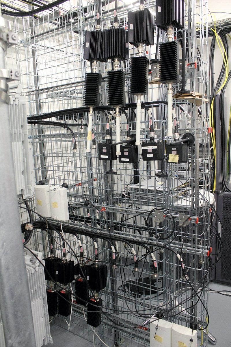 "Rychlost 1,2 Gbit/s vám ani přenosová linka internetu jen tak nepustí a rozhodně nemáme běžně k dispozici server, který by nám byl schopný v této rychlosti data poskytovat, a taky nemáme zařízení, které by bylo schopné touto rychlostí data ukládat," popisuje Byrtus, proč se k testu nepoužívají nějaké reálně běžící služby, ale simulované vysílaní packetů.