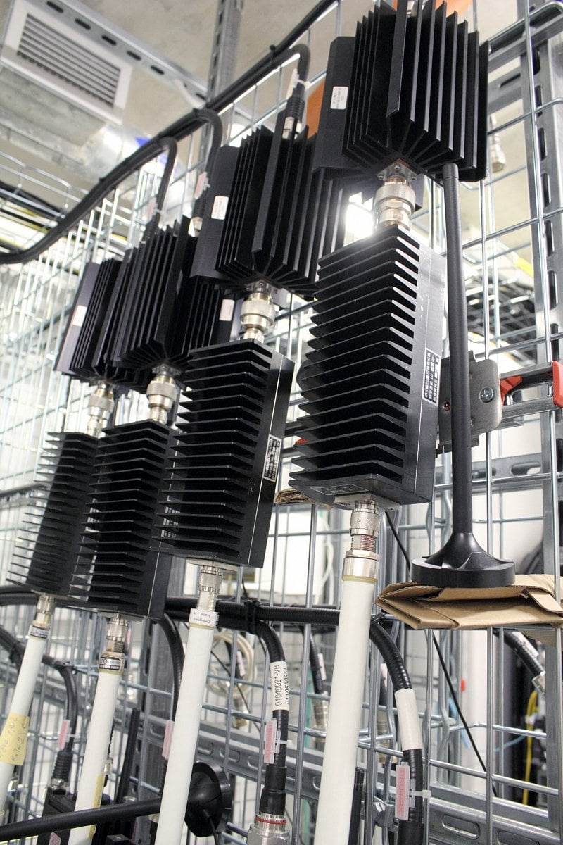 Test je opravdu hodně laboratorní a teoretický. Signál například přijímají antény, které jsou od těch vysílacích vzdálené jen pár centimetrů (bílé "tyče" jsou vysílací a stojící černá "tyčka" přijímací anténa). V reálném prostředí by to podle Byrtuse nasimulovat nešlo. "4x4 MIMO využívá například odrazu signálu, a to v reálném prostředí nenasimulujete," říká.