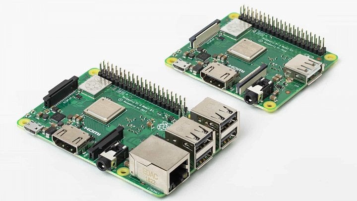 Raspberry Pi 3+ Model B (popředí) a v porovnání A (vzadu)