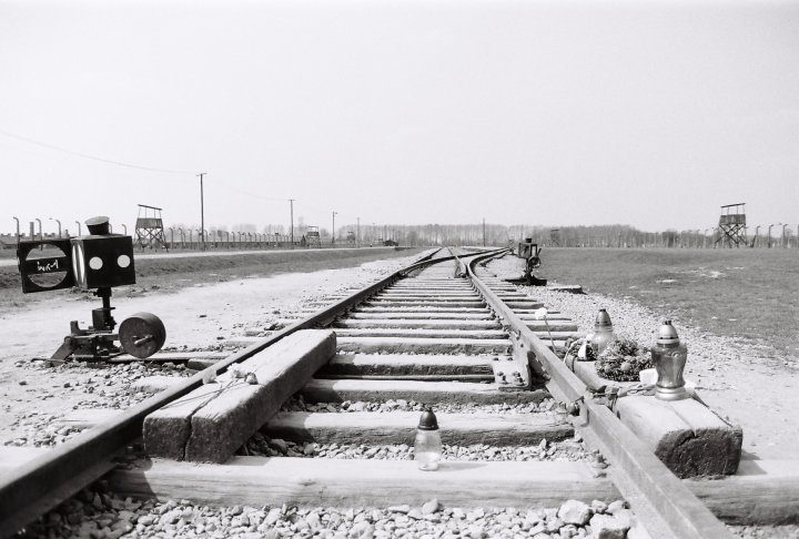 Železniční koleje v táboře Březinka (Birkenau)