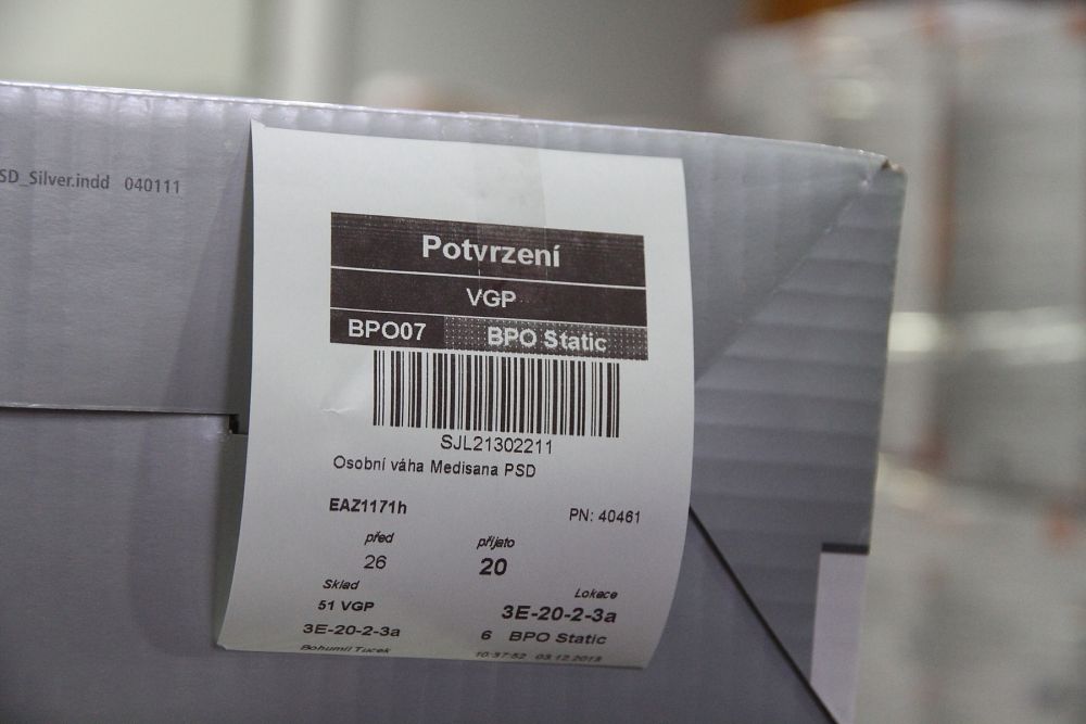 Když je nově dodané zboží zaneseno do systému, dostane štítek, který určí, na jaké místo má být v rámci skladu přesunuto. Kód BPO říká, že se jedná o zboží střední velikosti, které může být přepravováno po dopravníkových tratích. "Static" pak informuje o tom, že se jedná o zboží střední obrátky.