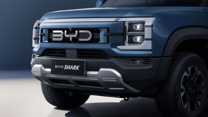 Unikátní pick-up přichází do Evropy. Má 436 koní, stovku dá pod šest sekund a funguje jako malá elektrárna