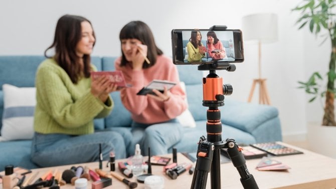 Facebook láká influencery z konkurenčních platforem. Tvůrcům z TikToku nebo YouTube nabízí tři tisíce dolarů měsíčně
