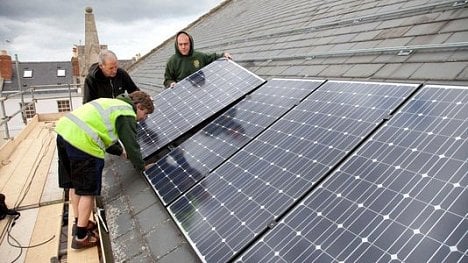 Náhledový obrázek - Britové chtějí baterie a solární panely na střechách, vláda podporuje jádro