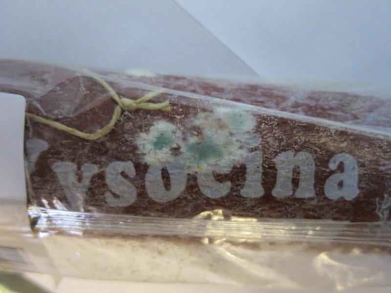 Tran-Le Market, Potraviny Veronika, Cvikov - Vysočina: Na povrchu výrobku se vyskytovala plíseň viditelná pouhým okem. Potravina se nepovažuje za bezpečnou, pokud jeví známky kažení. Při kontrole nebyly zjištěny nevyhovující teploty skladování tohoto výrobku, výrobek neměl prošlé datum použitelnosti. Obal byl však znečištěný z vnější strany, uvnitř balení byla patrná vysrážená voda a uvolněný tuk.