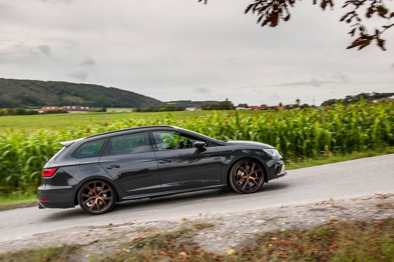 2019-11-seat-leon-cupra-r-st-30-of-39.jpg