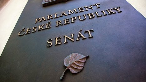 Senát schválil pozdější převod starých dávek na superdávku i posun změn u životního minima