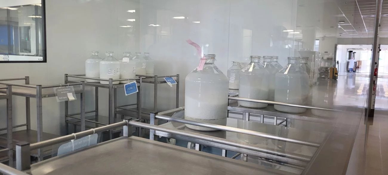 Granule čekající na impregnaci, do přístroje se vkládají ve skleněné lahvi