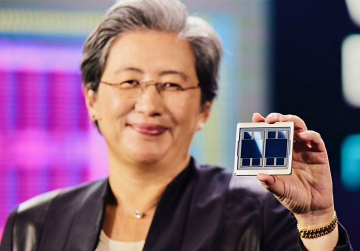 Lisa Su ukazuje vzorek GPU Instinct MI200