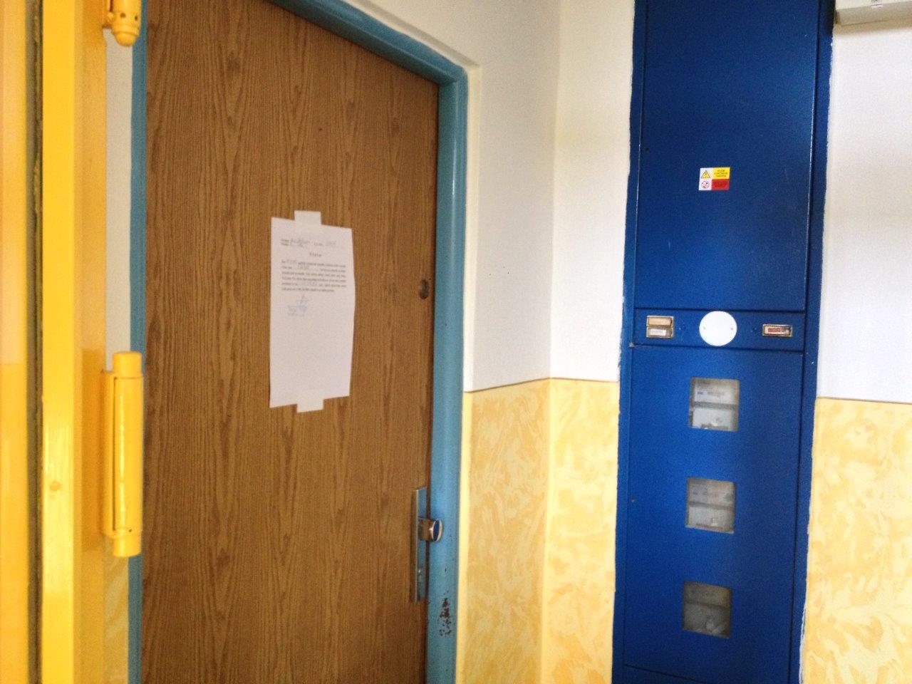 Ostrava-Bělský les. Nikdo neotevírá, vykonavatelé nalepí výzvu. Nájemce může být klidný, později zjistíme, že jde o nového nájemce.