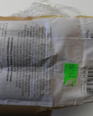 Moravská šunka standartní. Kategorie: Nebezpečné potraviny. Nevyhovující parametr:
vůně, vzhled povrchu. Výrobek zapáchal po kažení, povrch výrobku byl lepkavý a oslizlý. Při kontrole nebyly zjištěny nevyhovující teploty skladování tohoto výrobku. Výrobek neměl prošlé datum použitelnosti. Výrobce: MP Krásno a.s. Místo kontroly: Phuong Ha Thi, Heřmanův Městec