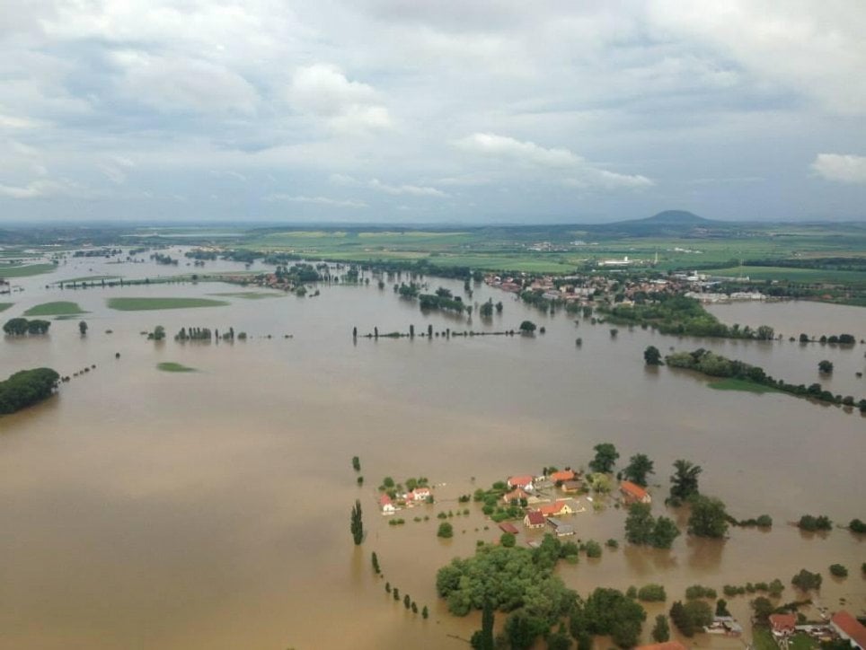 2011-11-povodnc49b-pokrac48dujc3ad-voda-v-mc49blnc3adku-stoupc3a