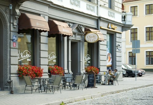 Předzahrádky restaurací u nás i ve světě