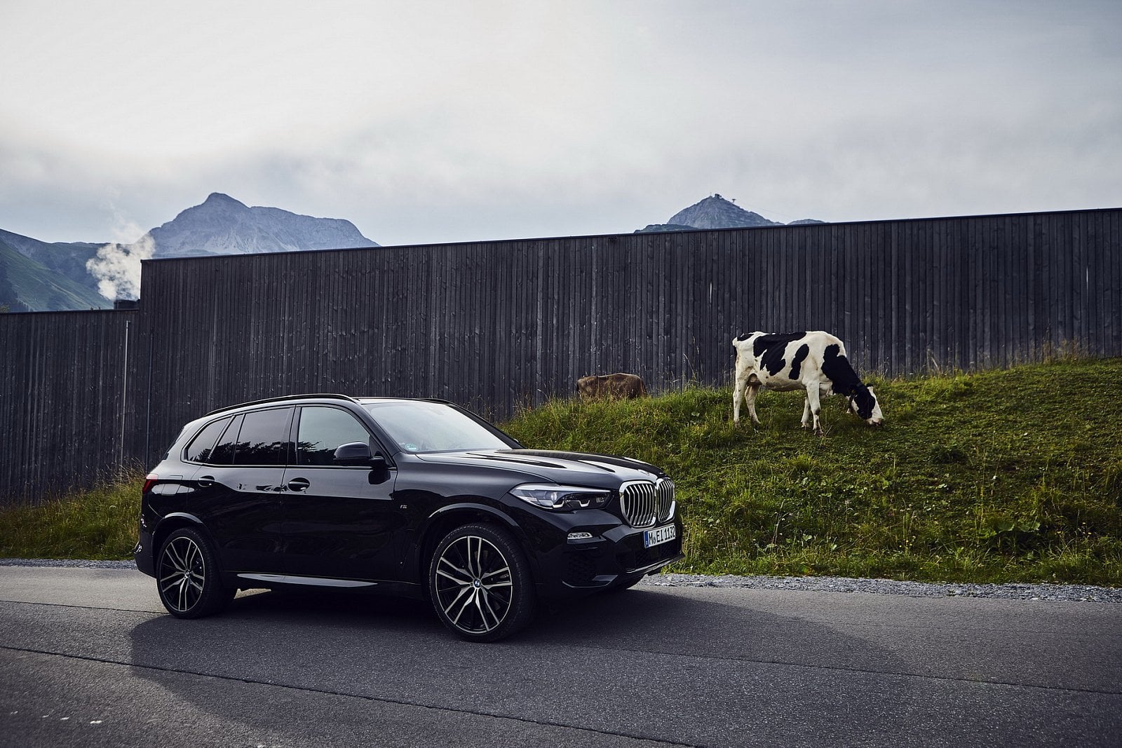 2019-08-BMW-X5-45e_07.jpg