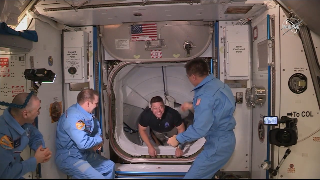 Bob Behnken vstupuje na ISS