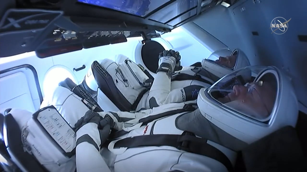 Bob Behnken a Doug Hurley v Crew Dragonu