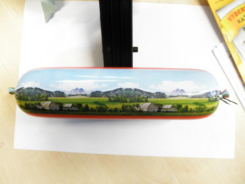 EXTRA JUNIOR. Kategorie: Falšované potraviny. Nevyhovující parametr: označování. Výrobek obsahoval strojně oddělené maso. Do výrobku označeného jako "Junior" legislativa nepřipouští použití strojně odděleného masa ani drůbežího strojně odděleného masa. Země výroby: Rakousko. Místo kontroly: BILLA, spol. s r. o., Praha 4