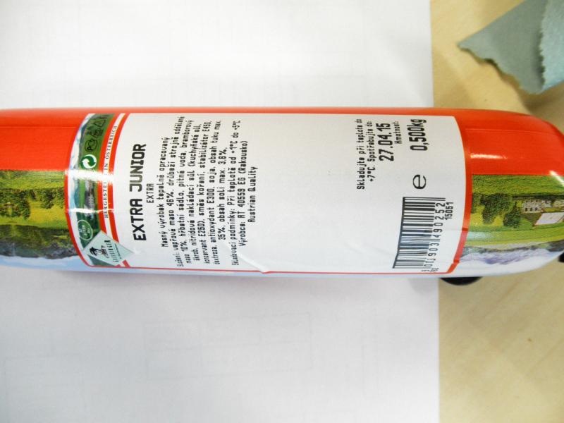 EXTRA JUNIOR. Kategorie: Falšované potraviny. Nevyhovující parametr: označování. Výrobek obsahoval strojně oddělené maso. Do výrobku označeného jako "Junior" legislativa nepřipouští použití strojně odděleného masa ani drůbežího strojně odděleného masa. Země výroby: Rakousko. Místo kontroly: BILLA, spol. s r. o., Praha 4