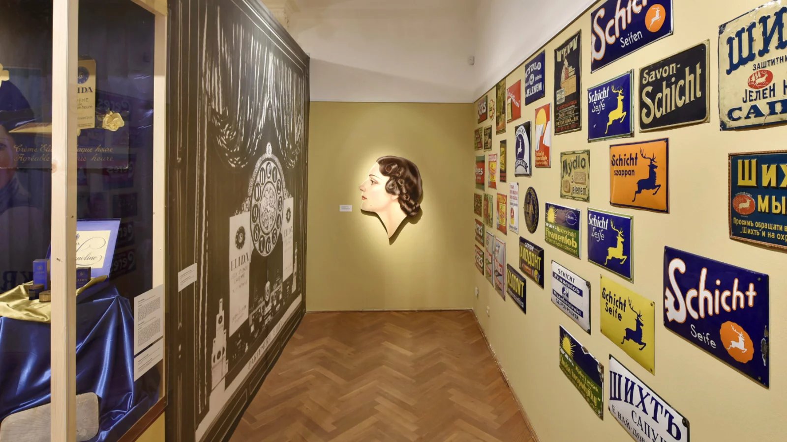 Pohled do expozice o Schichtových závodech v ústeckém městském muzeu.