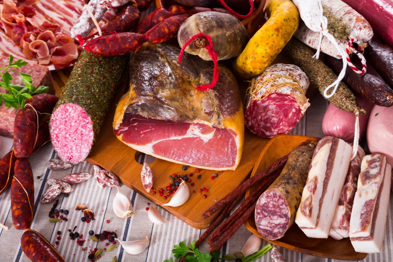 Pokud chcete držet nízkocholesterolovou dietu, zaměřte se též na redukci nasycených tuků. Ty se nejčastěji nachází v uzeninách, sádle a másle, plnotučných mléčných produktech a červených masech, kam spadá třeba vepřové.