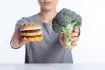 Nejúčinnější zbraní v boji proti vysoké hladině cholesterolu v krvi je nízkocholesterolová dieta. Ta je zaměřena především na redukci nezdravých tuků s obsahem trans mastných kyselin.