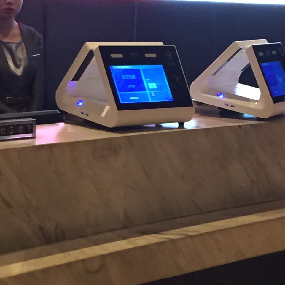 Kamera při check-inu v hotelu