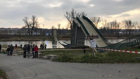 Náhledový obrázek - V Troji se zřítila lávka. Dva lidé jsou těžce zranění