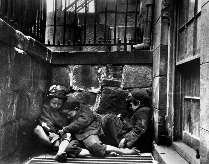 Spící děti, Mulberry Street, New York City. Snímek v roce 1890 pořídil americký fotograf Jacob Riis.