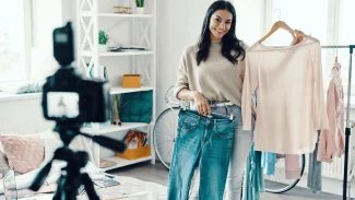 Žena prodává oblečení při živém přenosu