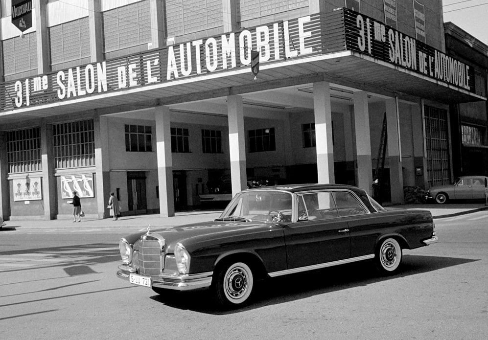 Mercedes-Benz 220 SEb. Kupé a kabriolety se staly hvězdou světových autosalónů, třebaže bylo jen málo těch, kteří si je mohli dovolit…