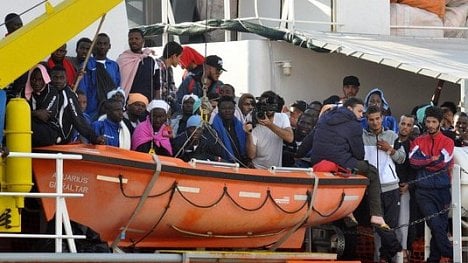 Náhledový obrázek - Eurokomisař nepřímo kritizoval plán V4. Migraci pouhé peníze za mořem neudrží, tvrdí