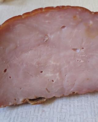 Madová šunka. Kategorie: Nebezpečné potraviny. Nevyhovující parametr: vzhled povrchu, vůně. Výrobek zapáchal po kažení a měl oslizlý a lepkavý povrch. Místo kontroly: Tomáš Holzäpfel, Červený Kostelec