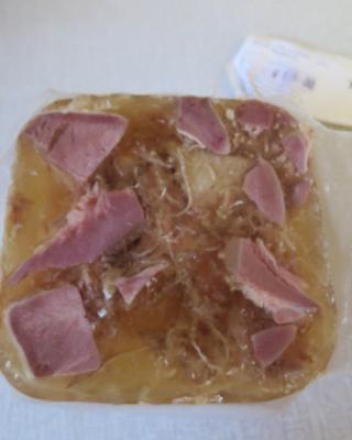 Aspik jazykový. Kategorie: Nebezpečné potraviny. Nevyhovující parametr: vzhled povrchu, vůně. Výrobek zapáchal po kažení a měl oslizlý a lepkavý povrch. Místo kontroly: Tomáš Holzäpfel, Červený Kostelec