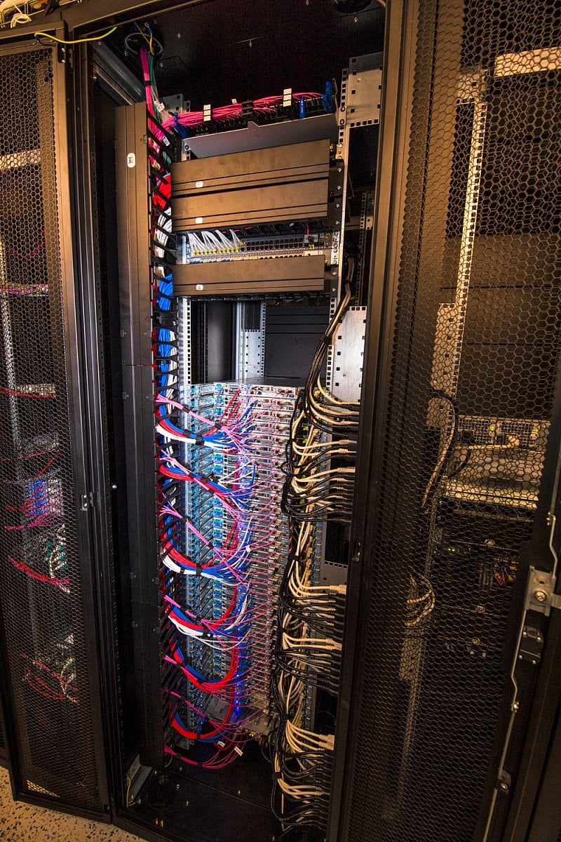 100GE DNS stack, servery a switche z teplé uličky.