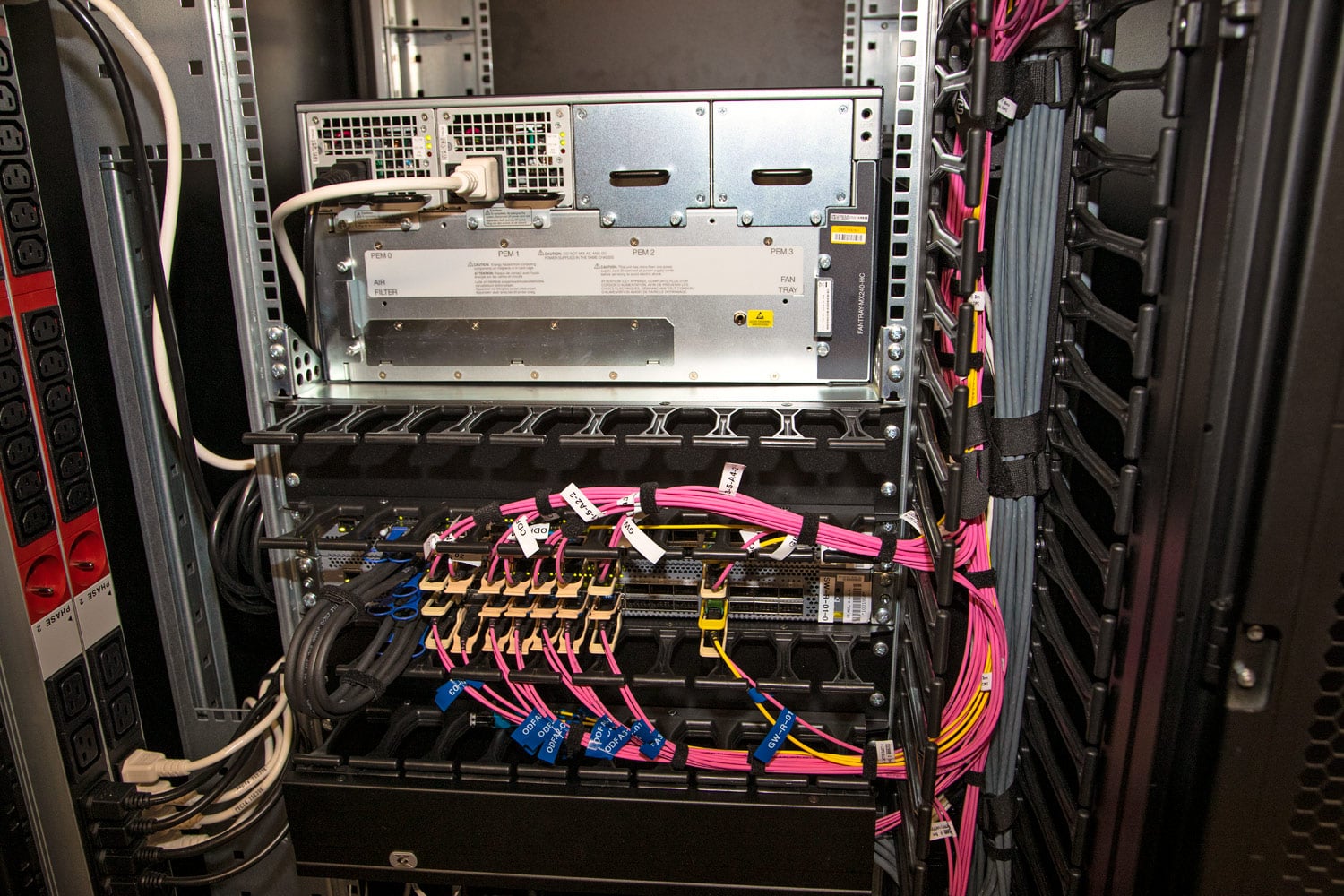 Páteřní router a switche z teplé uličky.