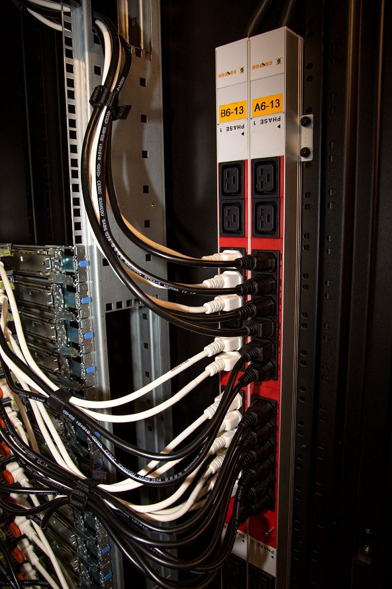 Barevné rozlišení napájecích větví.