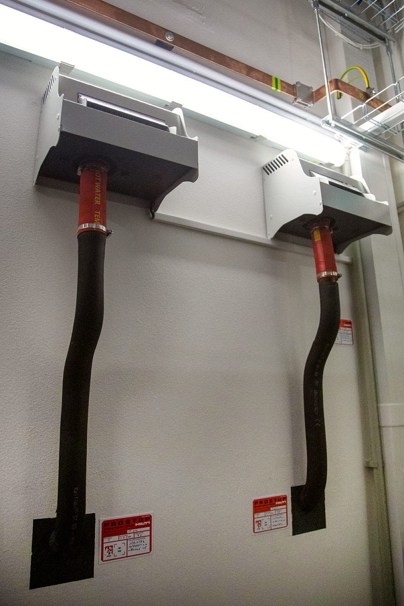 Zvlhčovače pro udržení definované vlhkosti v sále.