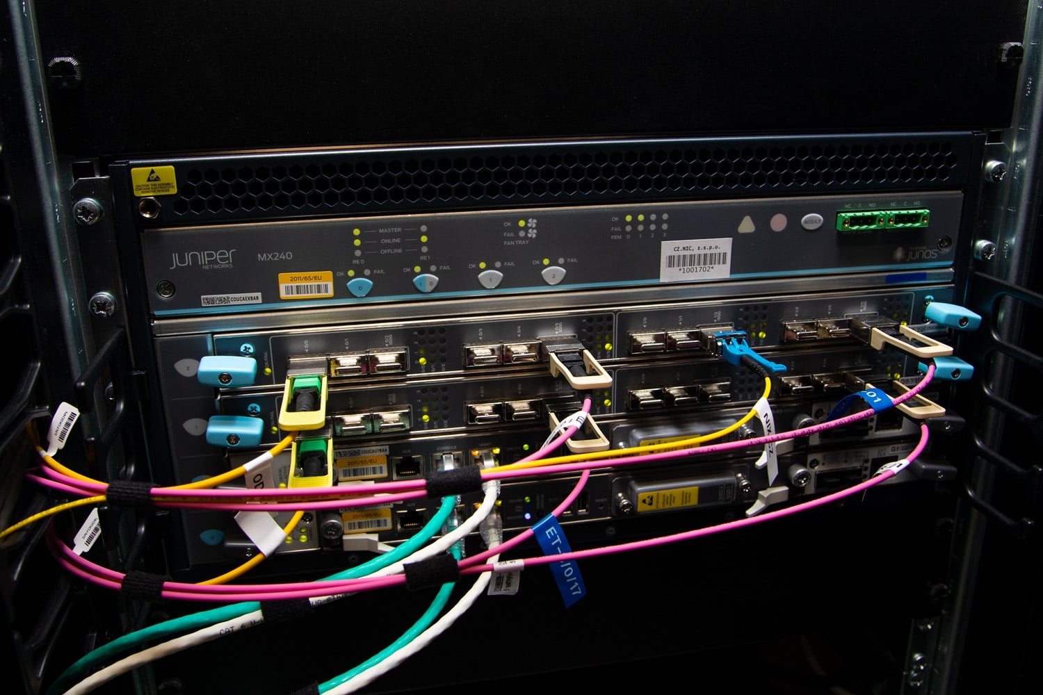 Páteřní router ze studené uličky.